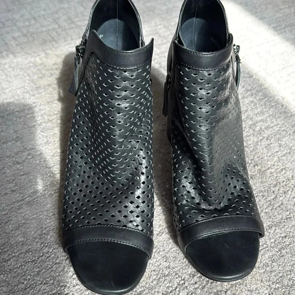 GUESS Gwoana leather pumps, size 9. EUC